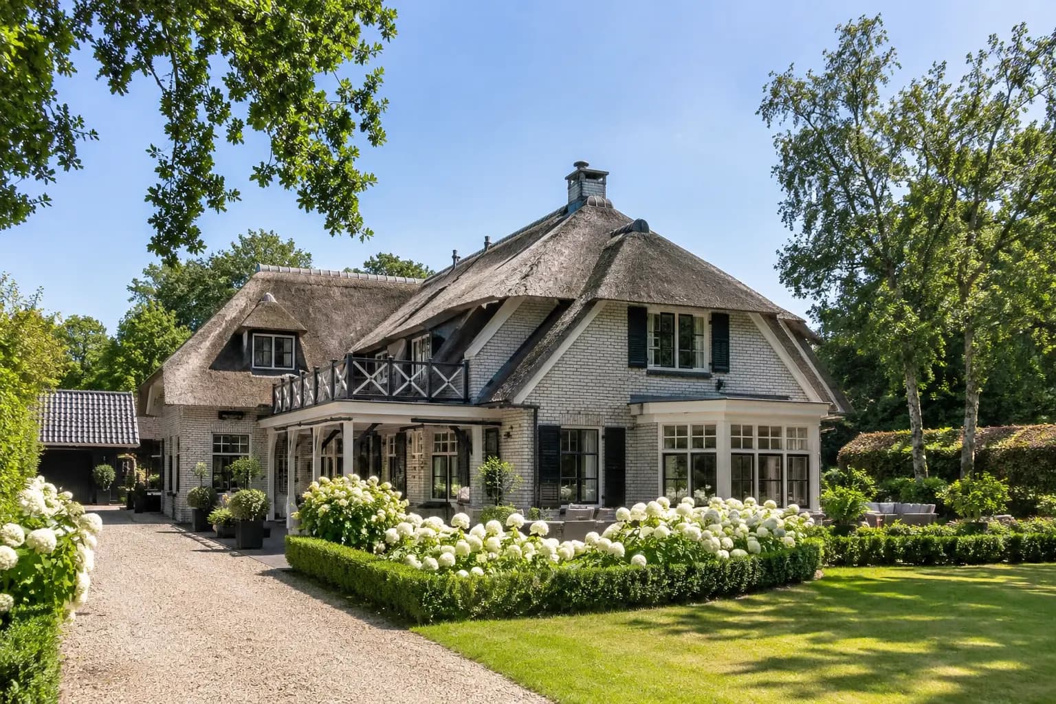 Verkochte villa met rieten dak