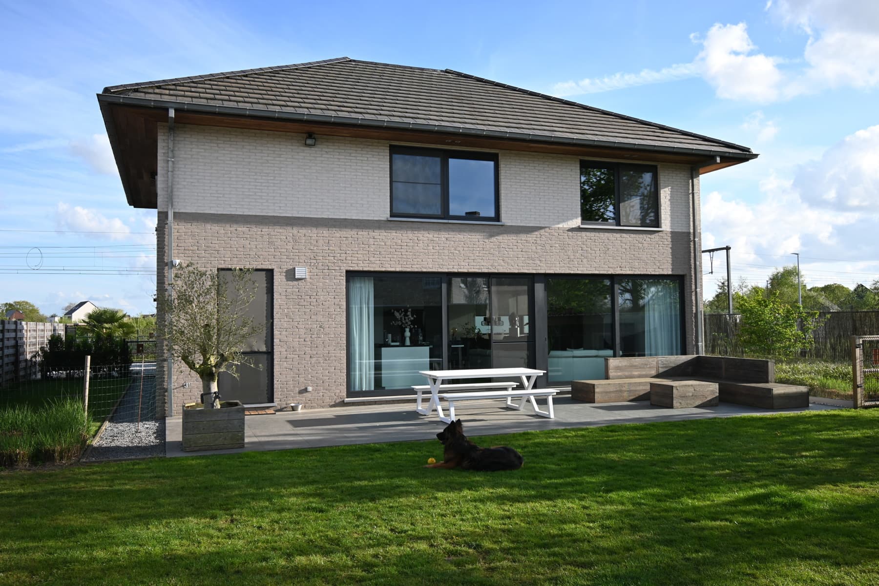 Stijlvolle en energiezuinige gezinswoning met 4 slaapkamers op gegeerde locatie in De Pinte