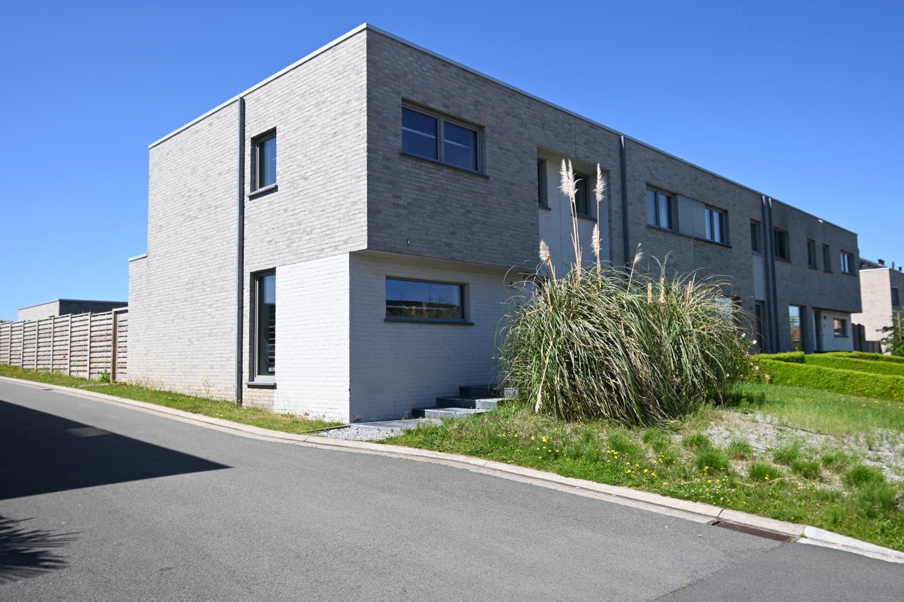 Moderne passiefwoning met 3 slaapkamers, garage en tuin op toplocatie in Deinze (EPC A)